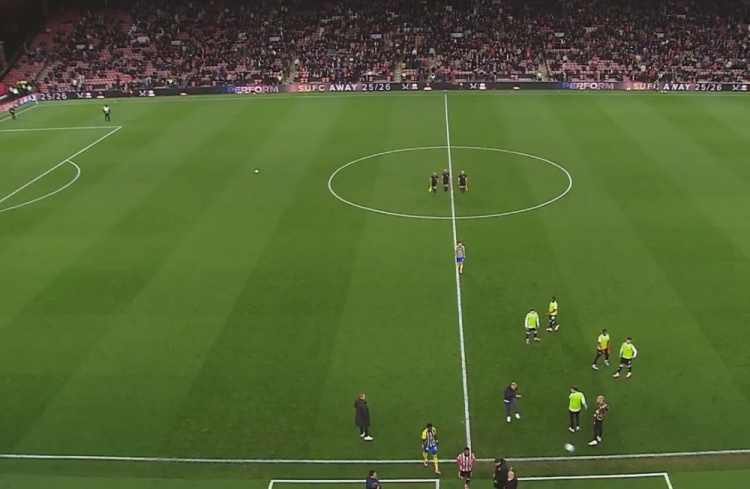 太阳报：谢菲联主帅不满球队表现踢球发泄，因击中自家球迷被罚下